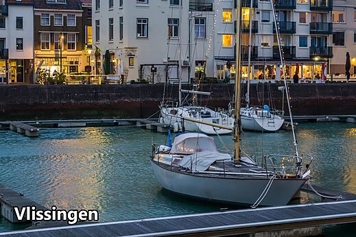 Puerto deportivo de Vlissingen con veleros amarrados al anochecer en Zelanda.