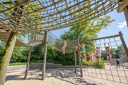 Estructura de escalada con redes para niños en el camping CAPFUN De Pekelinge.