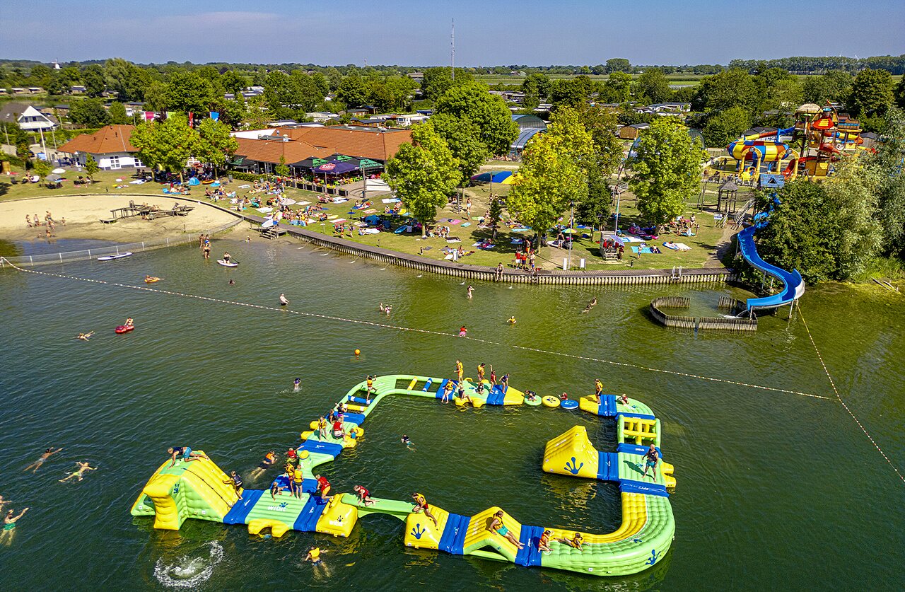 Parque acu�tico inflable, toboganes y playa en el camping CAPFUN De Rotonde en Enspijk.