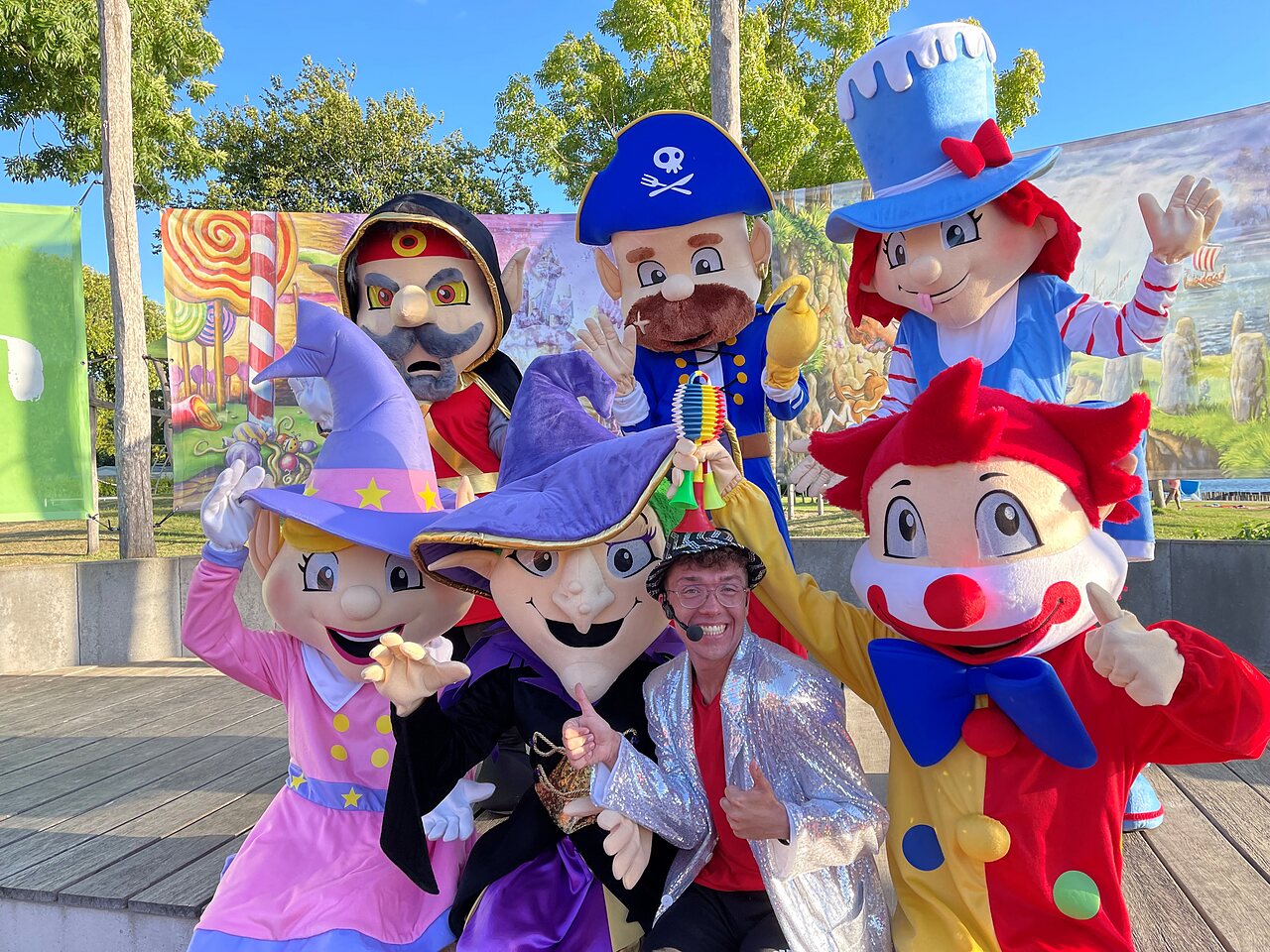 Mascotas coloridas y animador sonriente, animaciones familiares en el camping CAPFUN De Rotonde en Enspijk.