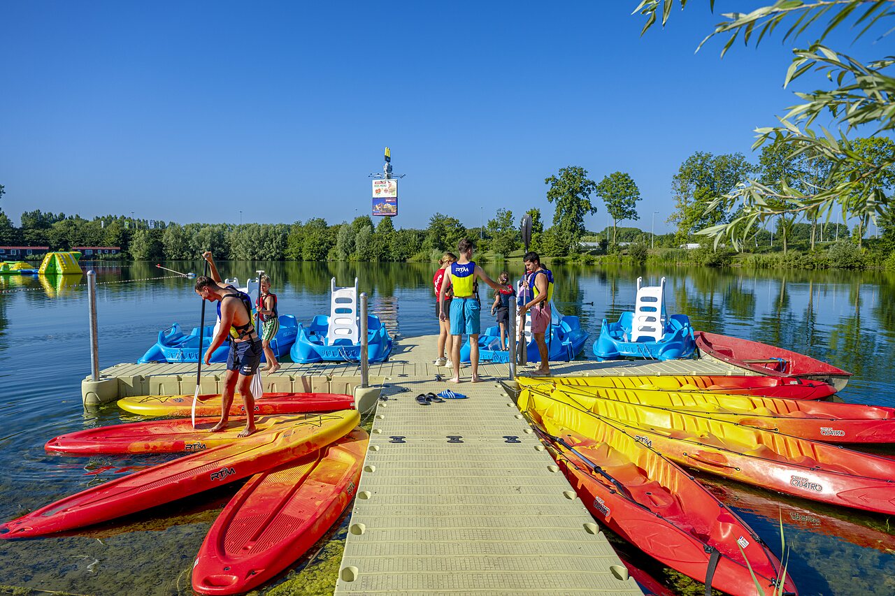 Kayaks, hidropedales y actividades acu�ticas en el lago del camping CAPFUN De Rotonde en Enspijk.