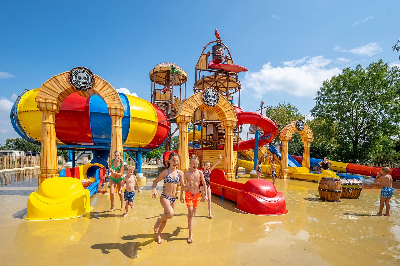 Parque acu�tico con toboganes coloridos y juegos de agua para ni�os en el camping CAPFUN De Rotonde en Enspijk.