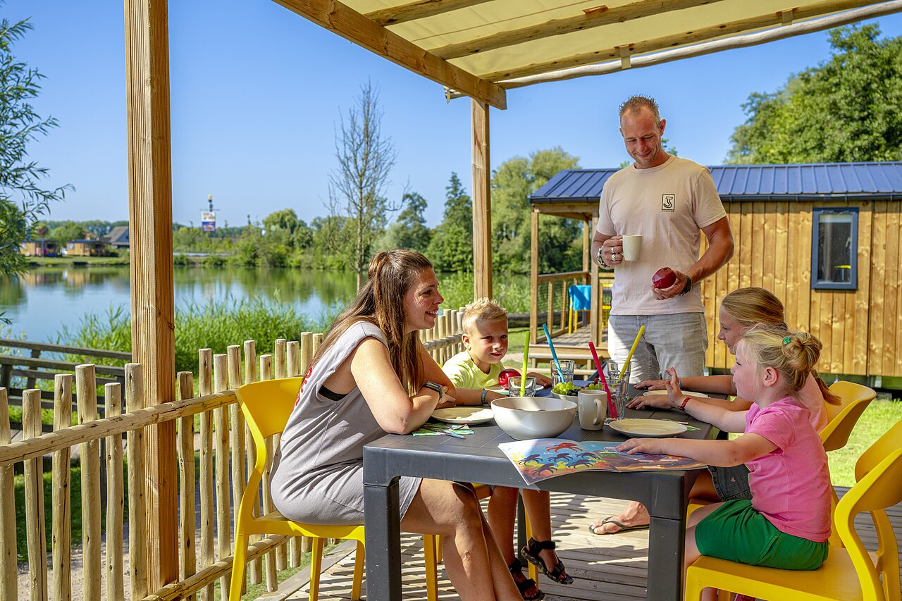 Mobile home, familia, lago en el camping CAPFUN De Rotonde � Enspijk.