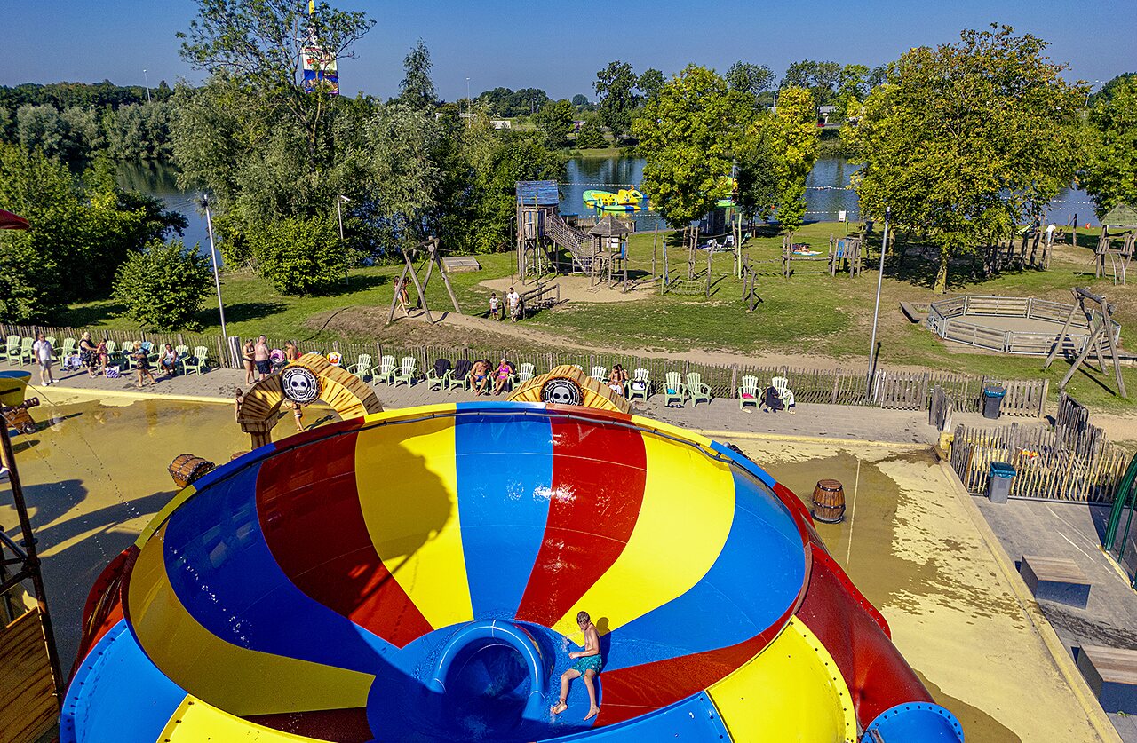 Tobog�n acu�tico gigante y zona de juegos en el camping CAPFUN De Rotonde en Enspijk.