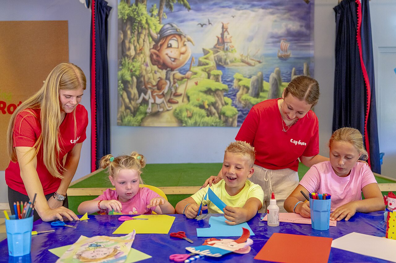 Ni�os haciendo manualidades con animadores en el camping CAPFUN De Rotonde en Enspijk.