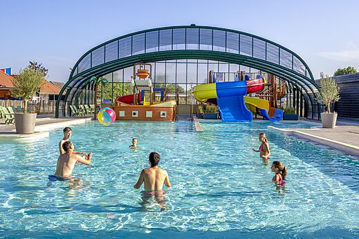 Piscina exterior con toboganes y juegos acuáticos en CAPFUN De Rotonde, Enspijk.