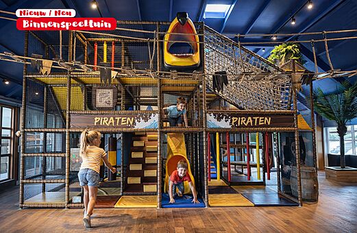 Parque infantil interior pirata con toboganes al camping CAPFUN De Rotonde en Enspijk.