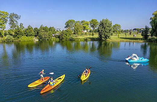 Kayaks, paddleboard y patín acuático en el lago del camping CAPFUN De Rotonde.