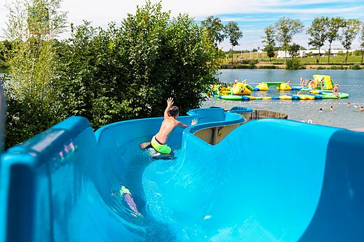 Tobogán acuático azul, juegos lago en el camping CAPFUN De Rotonde en Enspijk.