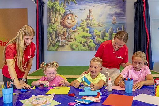 Niños en actividad creativa con animadores en el camping CAPFUN De Rotonde en Enspijk.