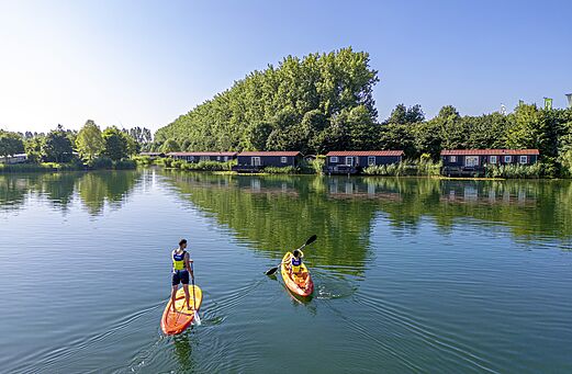 Paddleboard y kayak en el lago, Mobil-homes en el camping CAPFUN De Rotonde en Enspijk.