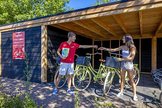 Servicio de alquiler de bicicletas en el camping CAPFUN De Rotonde en Enspijk.