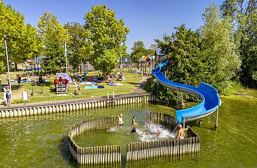 Tobogán acuático y baño natural con niños en el camping CAPFUN De Rotonde en Enspijk.