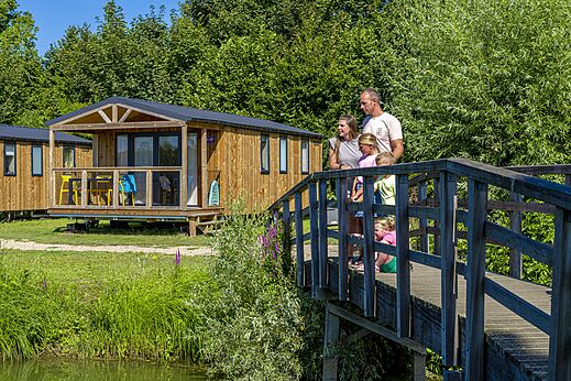 Casa móvil de madera con terraza en CAPFUN De Rotonde, Enspijk.