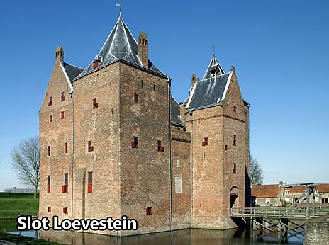 Castillo medieval Slot Loevestein con foso y puente levadizo, para visitar.