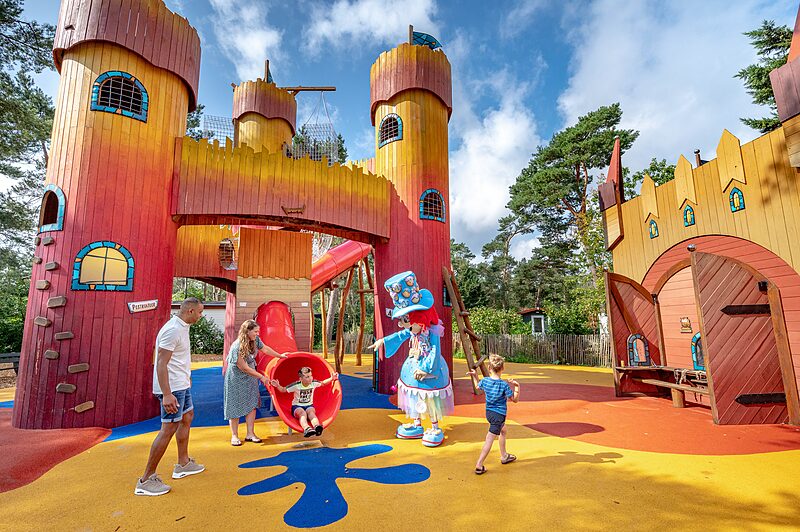Juego Carabouille - �rea de juegos castillo colorida con toboganes en camping CAPFUN De Scheepsbel en Doornspijk.