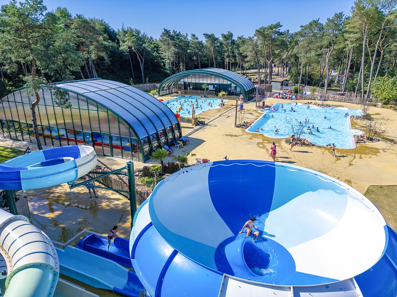 Gran parque acu�tico con toboganes y piscinas en el camping CAPFUN De Scheepsbel en Doornspijk.