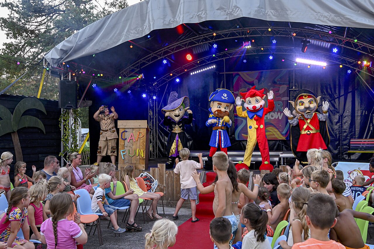 Espect�culo de animaci�n con mascotas y ni�os en el camping CAPFUN De Scheepsbel en Doornspijk.