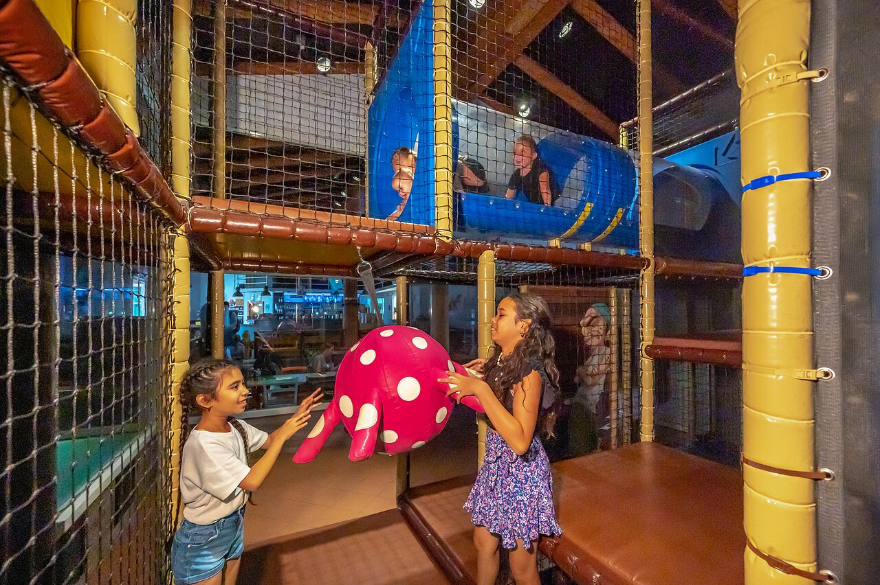 Zona de juegos interior con t�neles y ni�os divirti�ndose en el camping CAPFUN De Scheepsbel en Doornspijk.