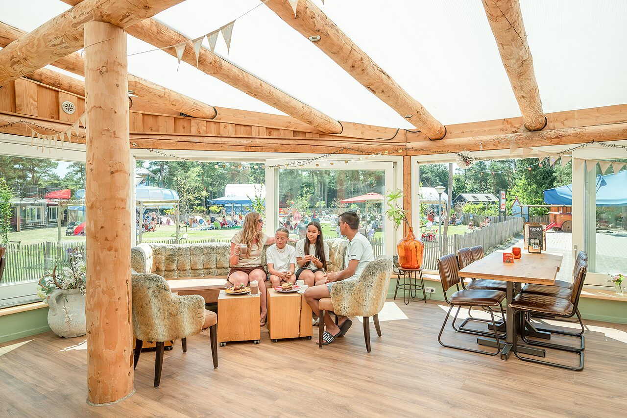 Familia relaj�ndose en el restaurante/bar del camping CAPFUN De Scheepsbel en Doornspijk.