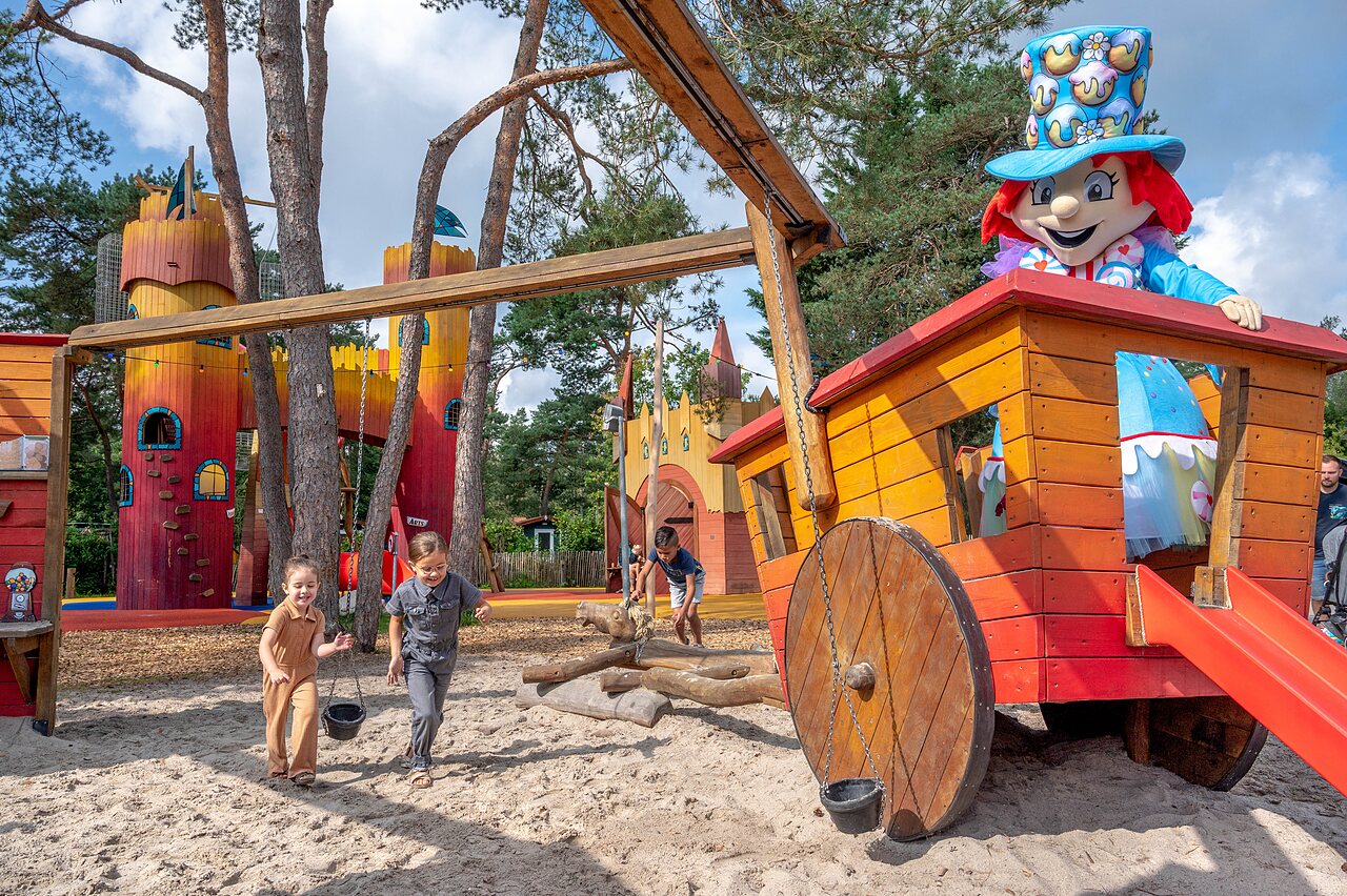 Gran parque infantil con castillos y mascota en el camping CAPFUN De Scheepsbel en Doornspijk.