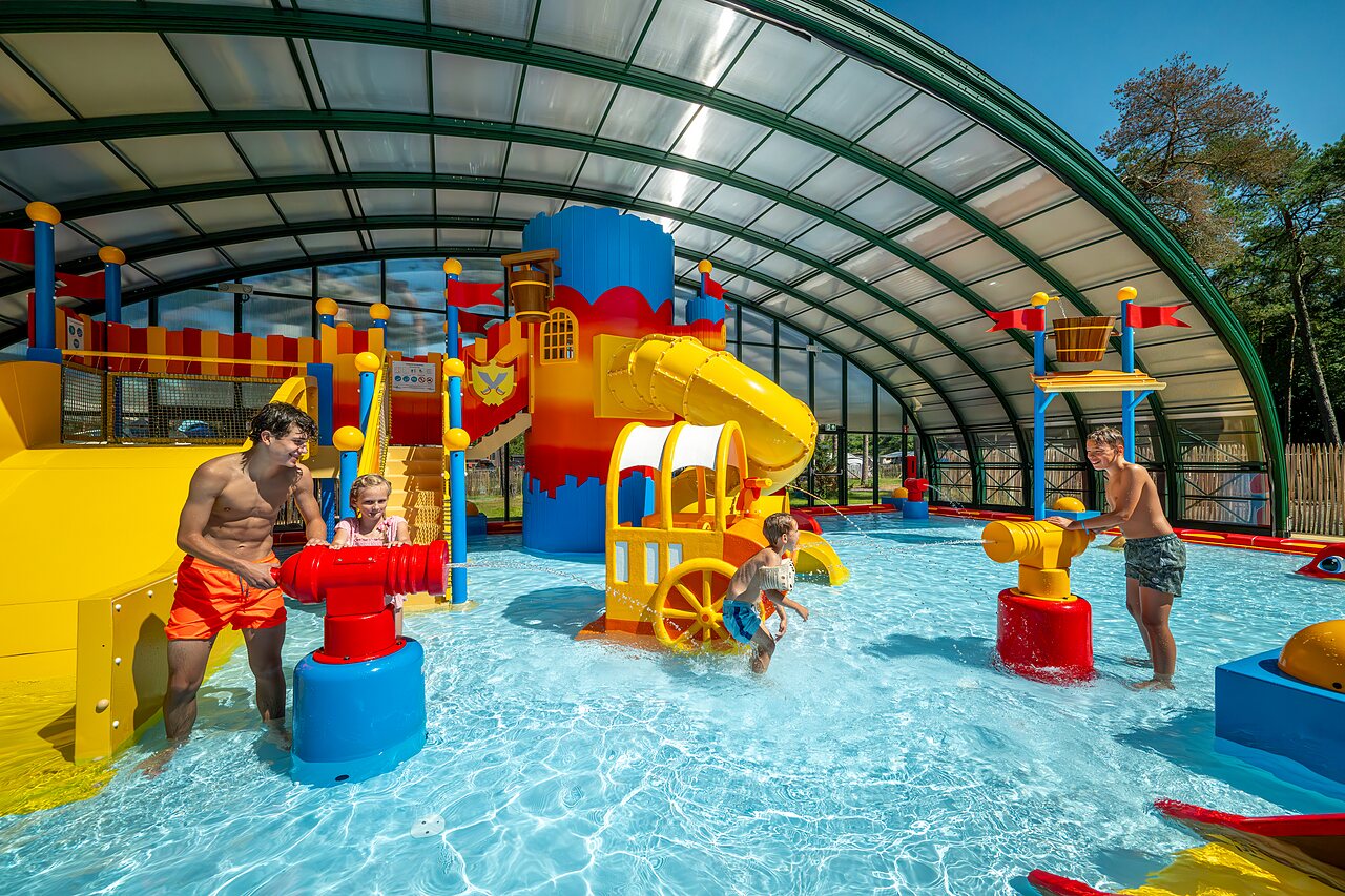 Piscina cubierta l�dica, toboganes y juegos acu�ticos en el camping CAPFUN De Scheepsbel.