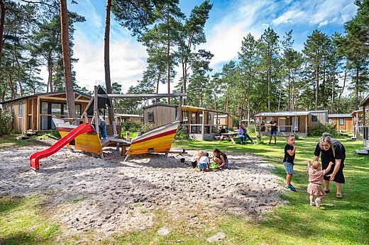 Zona de juegos con barco y tobogán, Mobil-homes en el camping CAPFUN De Scheepsbel en Doornspijk.