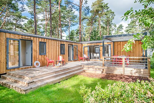 Mobil-home moderno con gran terraza de madera en el camping CAPFUN De Scheepsbel en Doornspijk.
