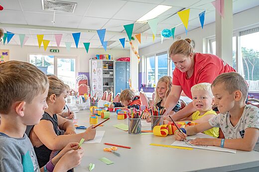 Taller creativo para niños con animador en el camping CAPFUN De Scheepsbel en Doornspijk.