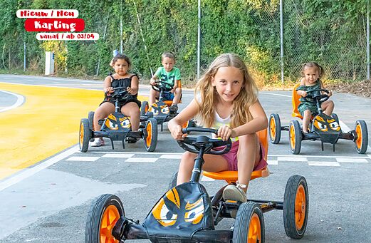 Niños en karts de pedales en el camping CAPFUN De Scheepsbel en Doornspijk.