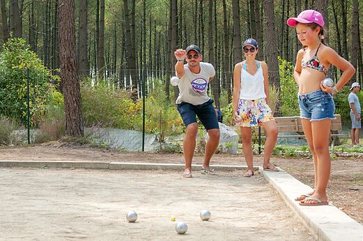 Juego de petanca familiar en el camping CAPFUN De Scheepsbel en Doornspijk.