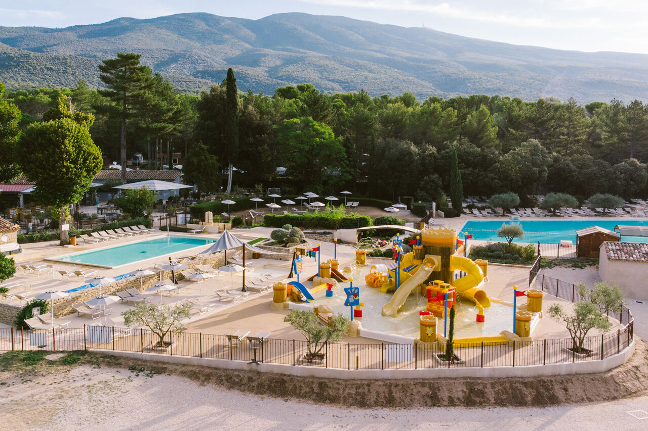 Parque acu�tico, toboganes y piscinas exteriores en el camping LIBRANOO Naturiste Belezy en B�doin (84).