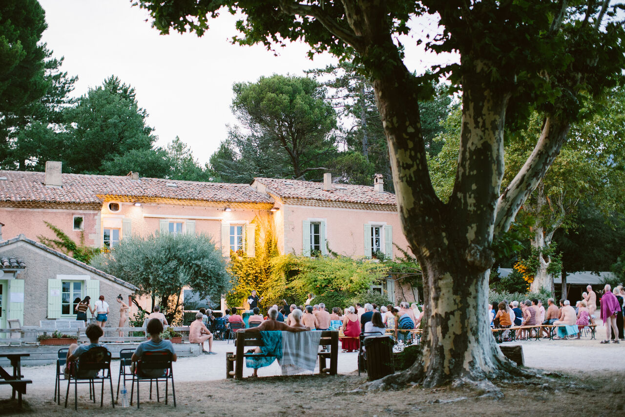 Animaci�n naturista nocturna, reuni�n exterior en camping LIBRANOO Naturiste Belezy en B�doin.