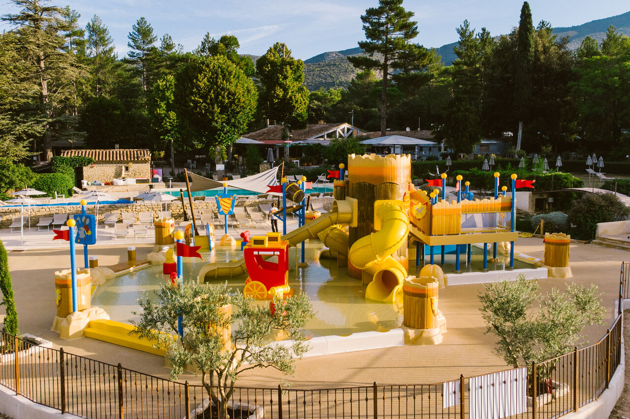 Zona de juegos acu�ticos con toboganes y castillo de agua en el camping LIBRANOO Naturiste Belezy en B�doin (84).