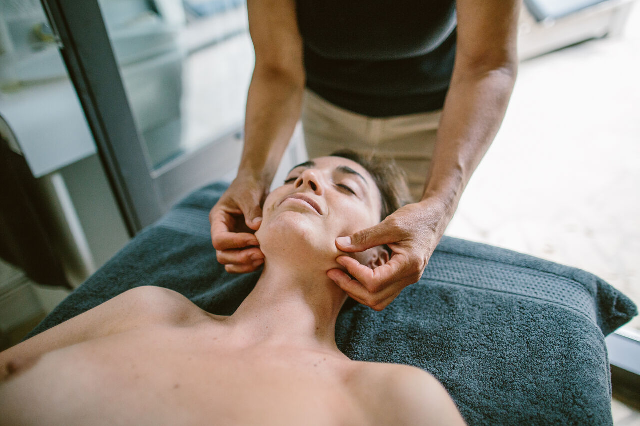 Masaje facial relajante en el spa del camping LIBRANOO Naturiste Belezy en B�doin (84).