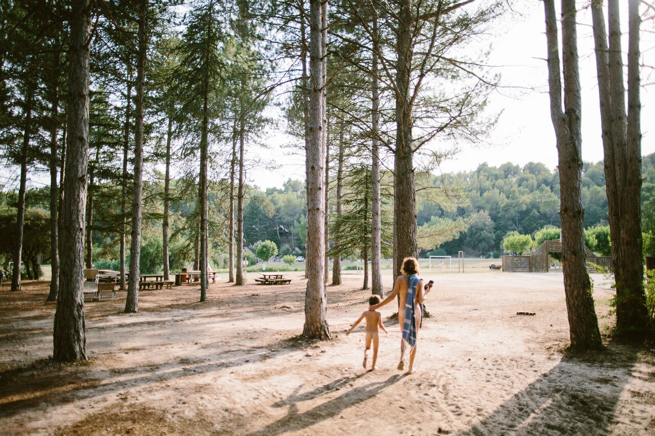 Familia naturista en el bosque en el camping LIBRANOO Naturiste Belezy en B�doin (84).