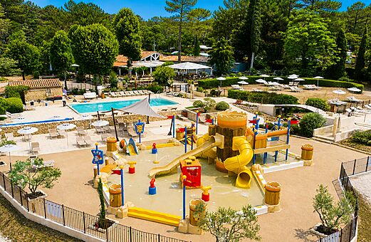 Zona de juegos acu�ticos y piscina exterior en camping LIBRANOO Naturiste Belezy, B�doin (84).