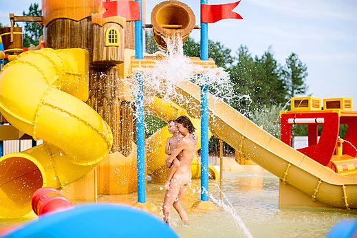 Toboganes y juegos acu�ticos en LIBRANOO Naturiste Belezy, B�doin (84).