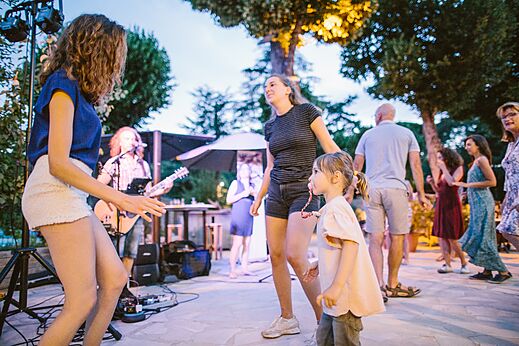 Noche de baile con m�sica en vivo en el camping LIBRANOO Naturiste Belezy en B�doin (84).