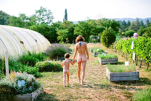 Familia naturista paseando por el huerto del camping LIBRANOO Naturiste Belezy en B�doin (84).