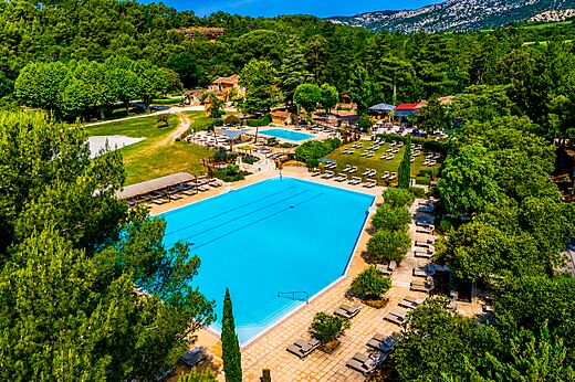 Gran complejo acu�tico con varias piscinas visto desde el cielo en el camping LIBRANOO Naturiste Belezy en B�doin (84).