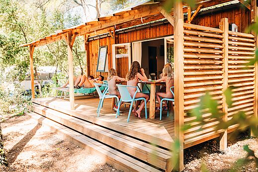 Familia naturista en la terraza de un Mobil-home en el camping LIBRANOO Naturiste Belezy en B�doin (84).
