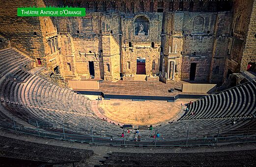 Teatro Antiguo de Orange, monumento romano hist�rico para visitar en Provenza.