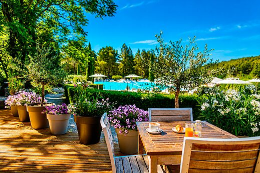 Desayuno en terraza, piscina del camping LIBRANOO Naturiste Belezy en B�doin (84).