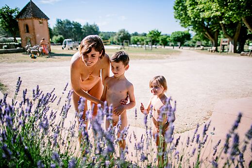 Madre e hijos naturistas lavanda en el camping LIBRANOO Naturiste Belezy (84).