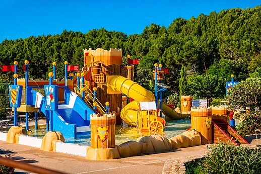Zona de juegos acuáticos castillo con toboganes en el camping LIBRANOO Naturiste Belezy en Bédoin (84).