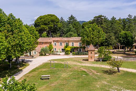 Edificio principal y exuberante vegetaci�n en el camping LIBRANOO Naturiste Belezy en B�doin (84).