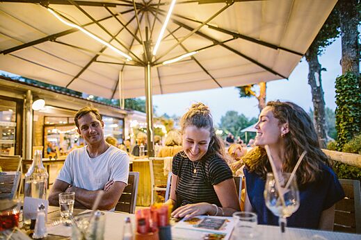 Cena en la terraza del restaurante en el camping LIBRANOO Naturiste Belezy a Bédoin (84).