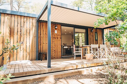 Mobil-home moderno, terraza de madera, ducha exterior en el camping LIBRANOO Naturiste Belezy.