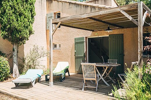 Alojamiento con terraza de madera sombreada en camping LIBRANOO Naturiste Belezy en Bédoin (84).